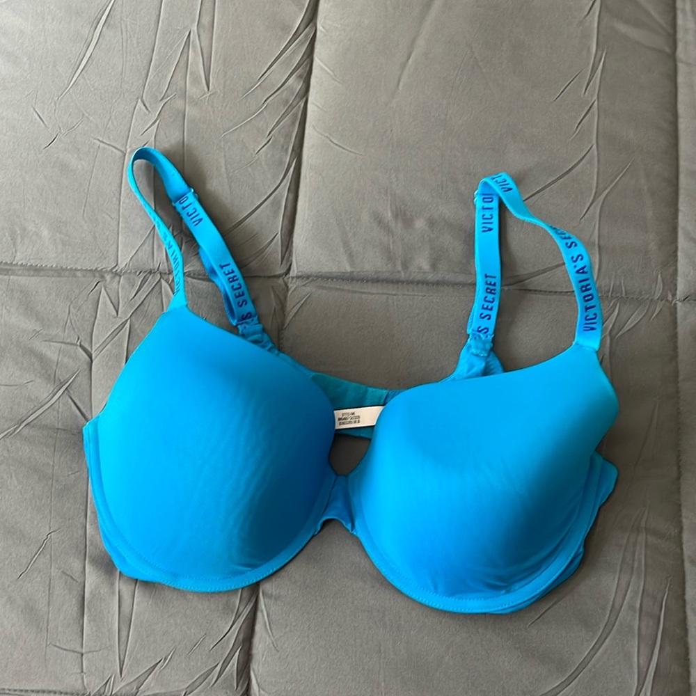 Body by Victoria’s Secret T-shirt lightly lined underwire Demi bra, 38D